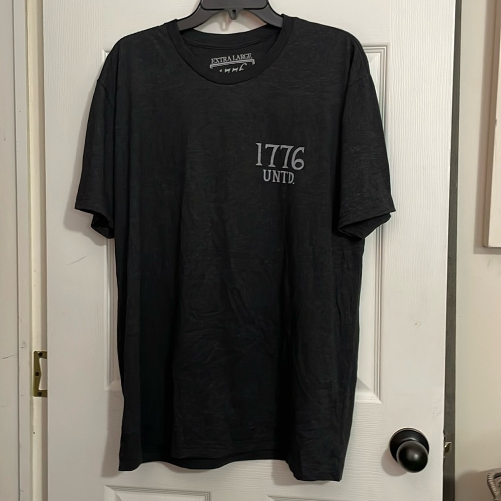 Men's dark gray 1776 UNITED "an appeal to Heaven" t-shirt. Size XL